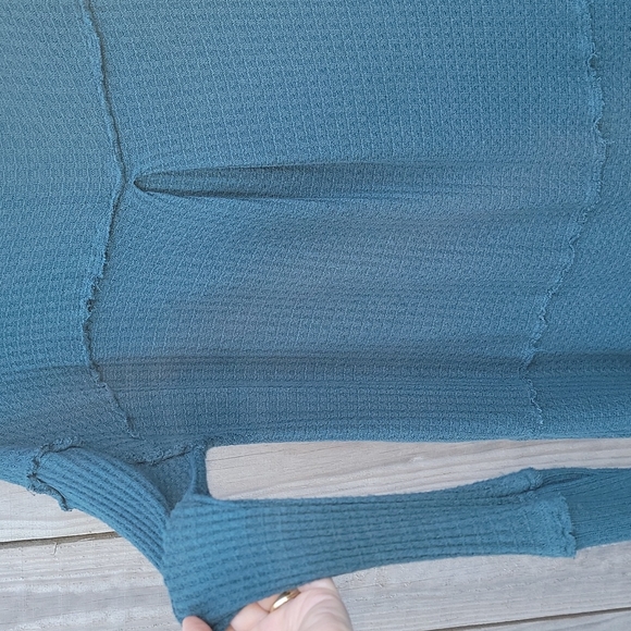 Long Sleeve Teal V-neck thermal waffle - Picture 7 of 8